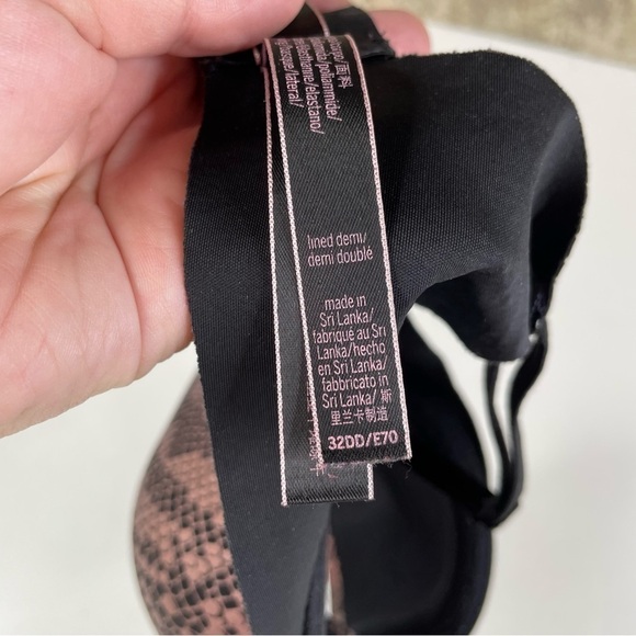 Victoria’s Secret Snakeskin Print Lined Demi Bra Size 32DD - Picture 3 of 5